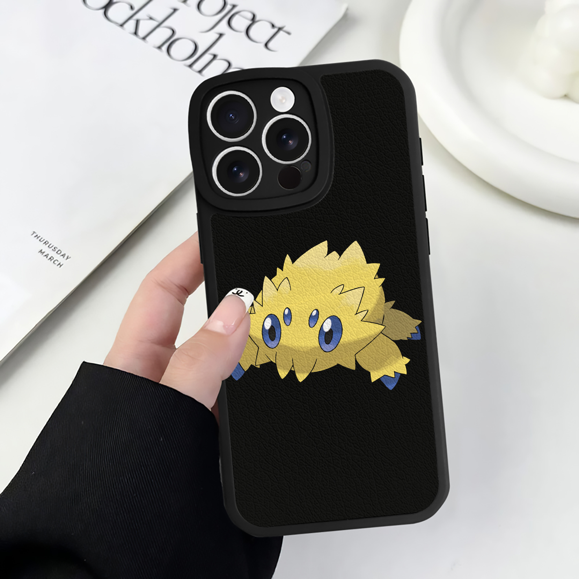 （画像用） ポケットモンスター Pokémon 【iPhone 16シリーズ対応】シリコンスマホケース（レザー調） 材質：シリコン